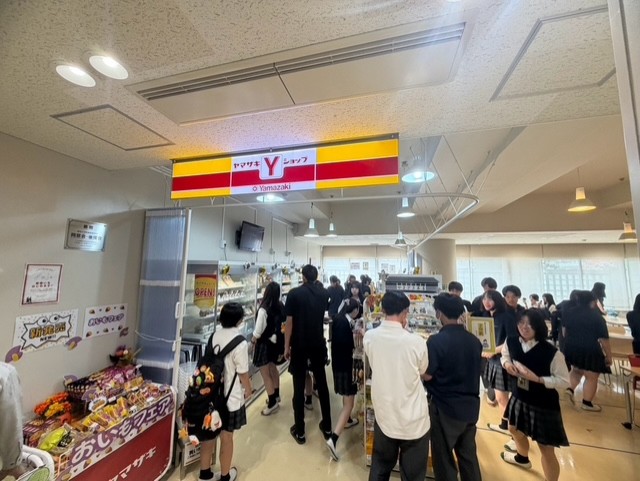 コンビニを利用する生徒たち