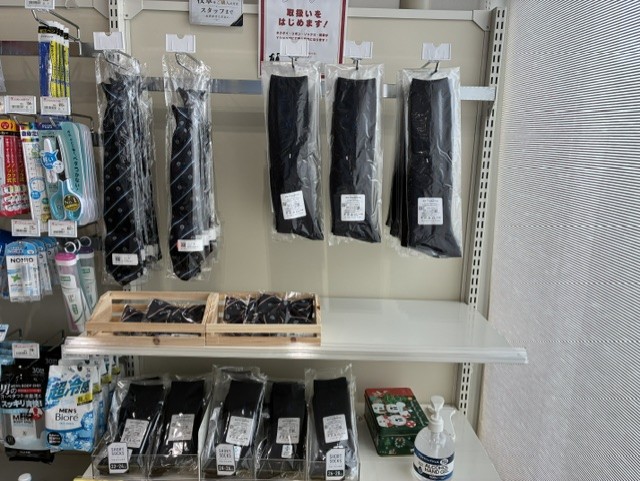 靴下、校章、ネクタイ、リボンなどの学用品